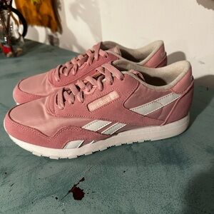REEBOK WOMENS CLASSIC NYLON SNEAKERS SIZE 8.5